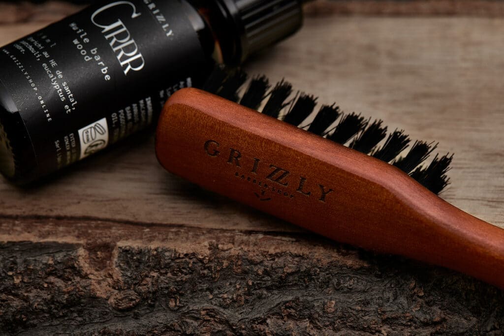 Brosse à barbe Grizzly en bois de poirier et poils de sangliers.