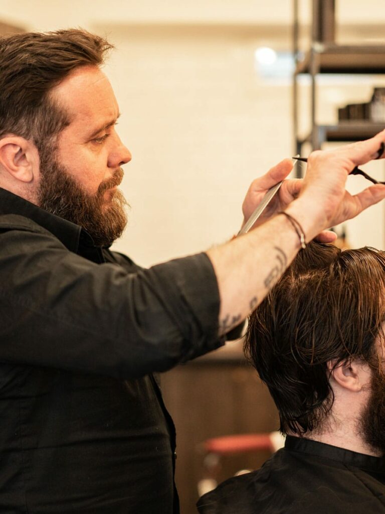 Aldrick Queval, coiffeur barbier à Paris. Fondateur de la marque de produits pour barbe Grizzly.