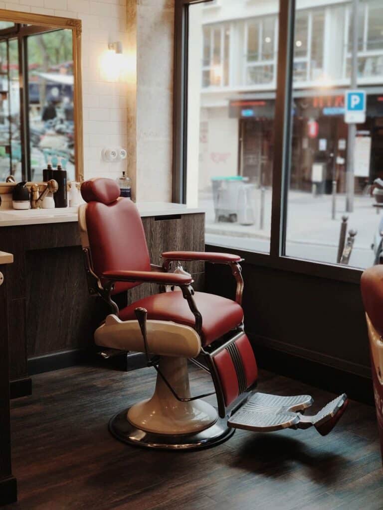 Siège de barbier, salon Grizzly Barbershop : boulevard Beaumarchais dans le 11ème arrondissement, 8ème arrondissement – rue de la Boetie, 10ème arrondissement – rue d’Hauteville.
