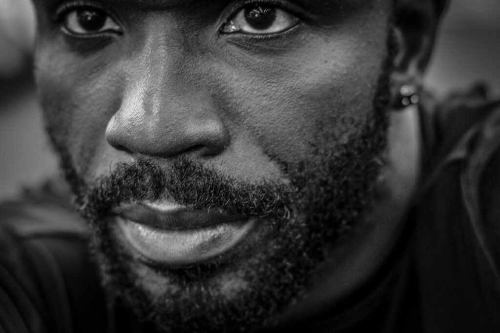 Portrait d'un homme afro barbu